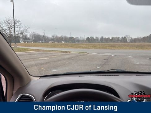 Used 2016 Chrysler Town & Country Touring image 25