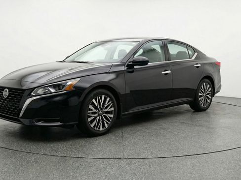Used 2025 Nissan Altima 2.5 SV FWD image 3