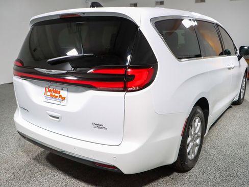 Used 2024 Chrysler Pacifica Touring-L FWD image 7