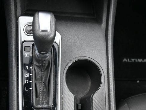Used 2025 Nissan Altima 2.5 SV FWD image 15