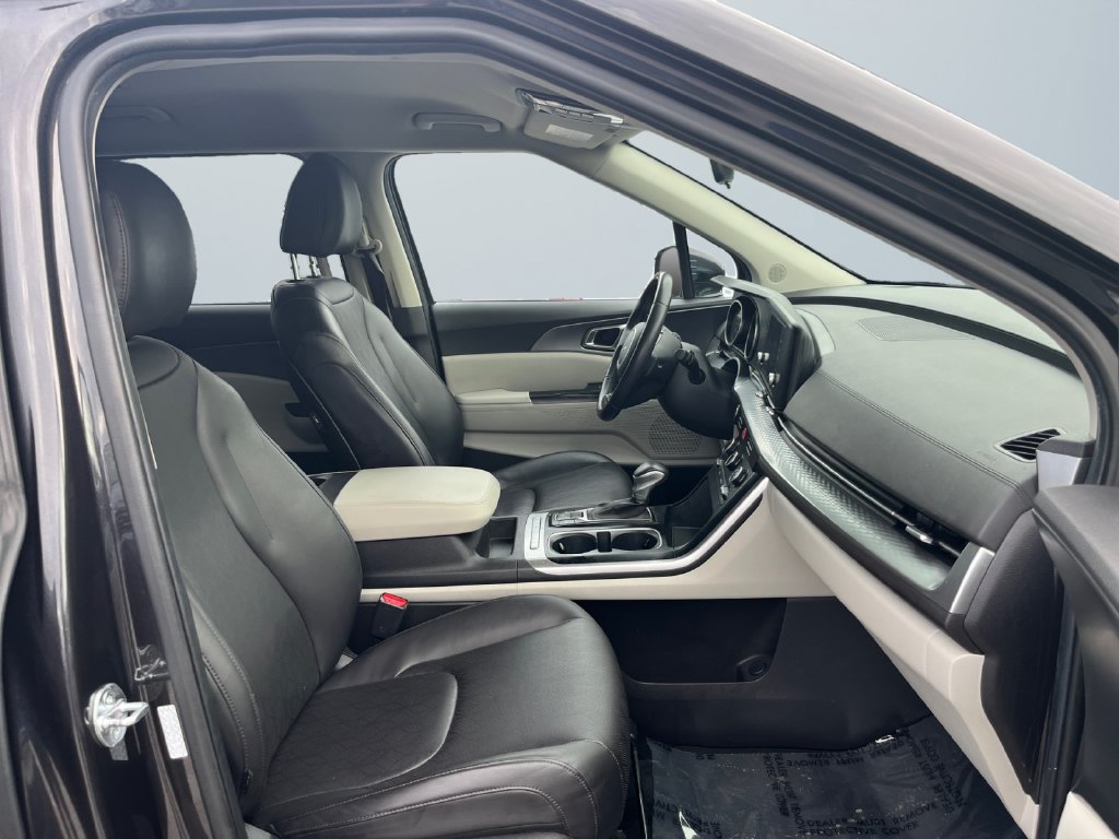 Used 2024 Kia Carnival LX FWD image 15
