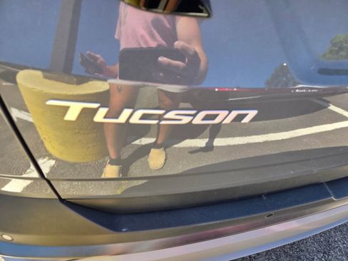 Used 2025 Hyundai Tucson Limited AWD/4WD image 9