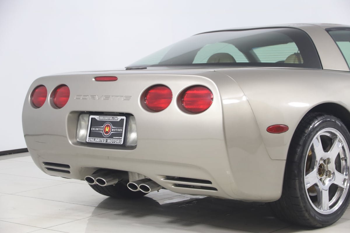 Used 1998 Chevrolet Corvette Coupe w/ Performance Handling Pkg RWD image 29