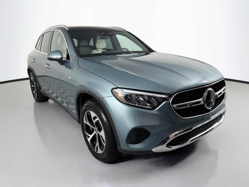Used 2025 Mercedes-Benz GLC 350e 4MATIC image 7
