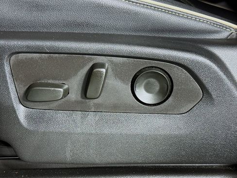 Used 2022 GMC Yukon SLT w/ SLT Luxury Package image 16