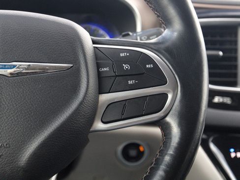 Used 2019 Chrysler Pacifica Touring-L FWD image 19