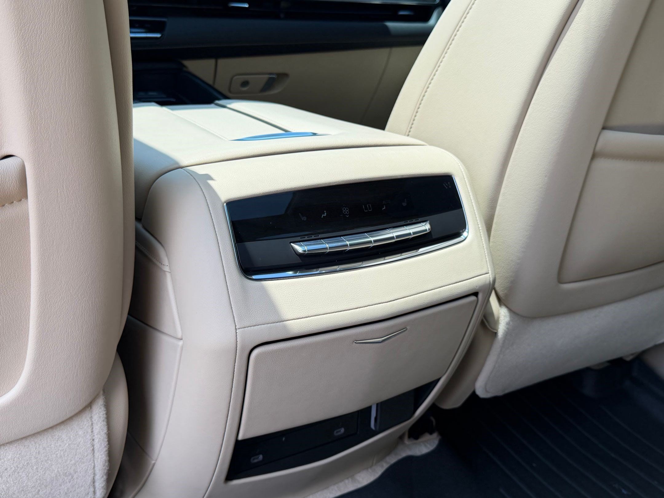 Certified 2024 Cadillac Escalade Premium Luxury w/ Performance Package AWD/4WD image 44