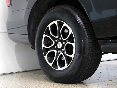 Used 2024 Ford Expedition XLT image 9