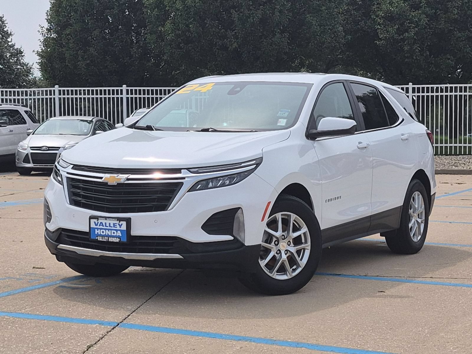 Used 2024 Chevrolet Equinox LT FWD image 2