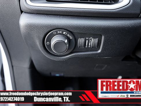 New 2025 Chrysler Voyager LX image 28