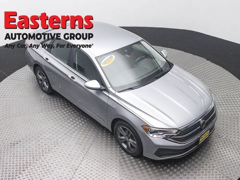 Used 2024 Volkswagen Jetta SE FWD image 3