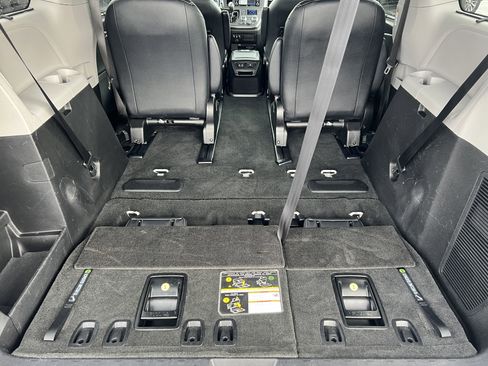 Used 2019 Toyota Sienna SE image 19