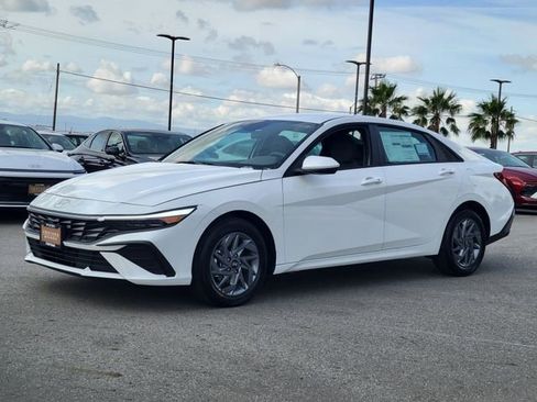 New 2026 Hyundai Elantra Hybrid FWD image 2
