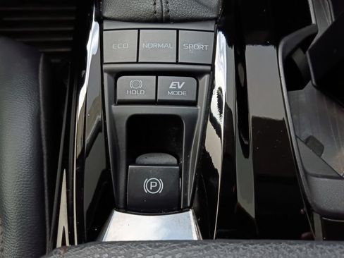 Used 2025 Toyota Camry XLE FWD image 10