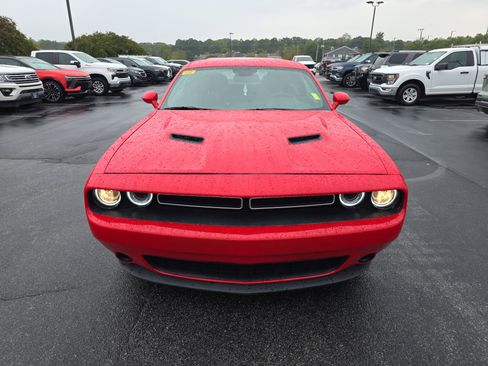 Used 2019 Dodge Challenger SXT image 3