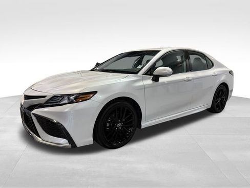 Used 2023 Toyota Camry XSE FWD image 3