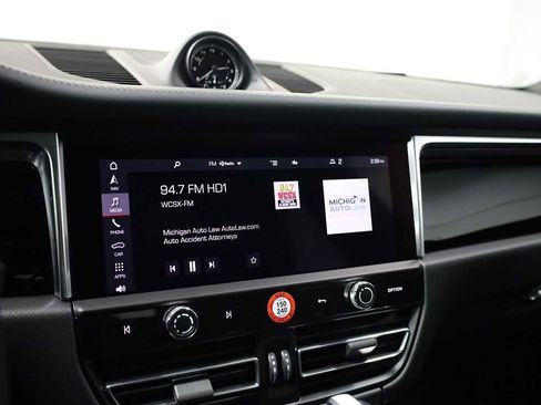 Certified 2025 Porsche Macan image 32
