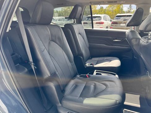 Used 2024 Toyota Grand Highlander AWD image 12