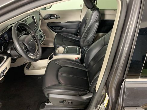 Used 2023 Chrysler Pacifica Touring-L image 29