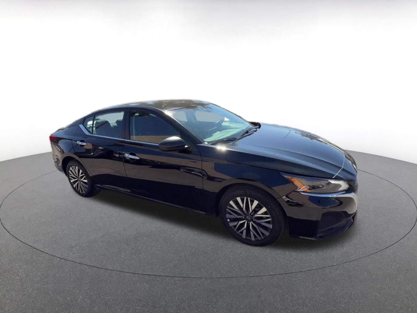 Used 2025 Nissan Altima 2.5 SV FWD image 2