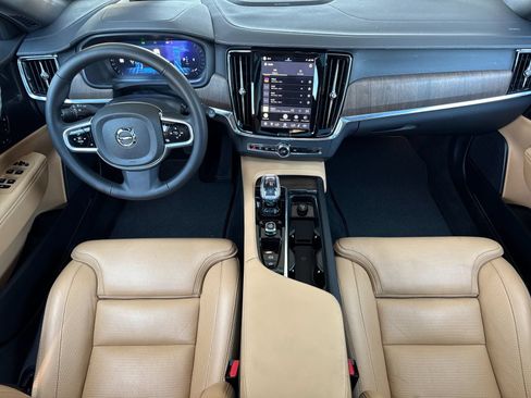 Certified 2025 Volvo V90 B6 Cross Country Ultra w/ Protection Package Premier AWD/4WD image 4