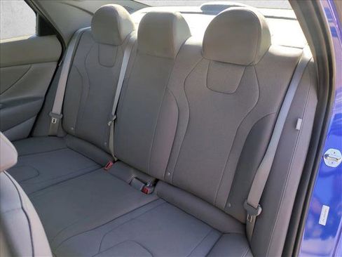 Certified 2025 Hyundai Elantra SE image 17