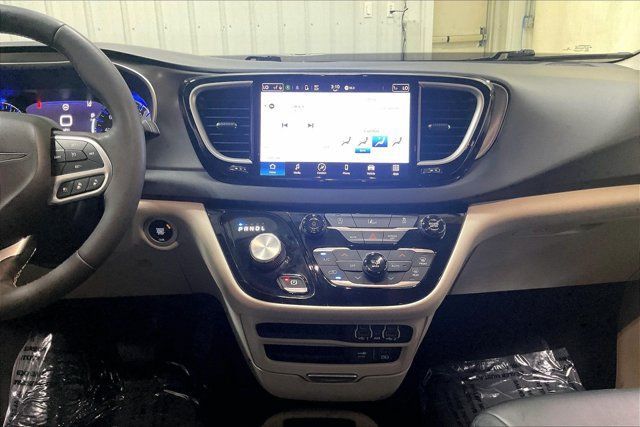 Used 2022 Chrysler Pacifica Touring-L FWD image 6