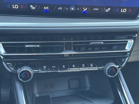 Used 2026 Chevrolet Traverse LT FWD image 19