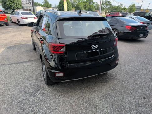 Used 2022 Hyundai Venue SEL FWD image 5