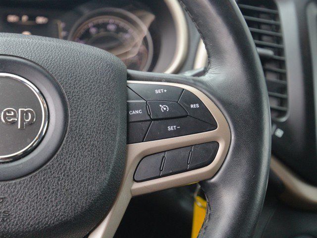 Used 2017 Jeep Cherokee Latitude w/ Cold Weather Group AWD/4WD image 15
