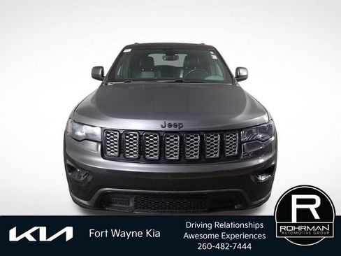 Used 2019 Jeep Grand Cherokee Altitude AWD/4WD image 3