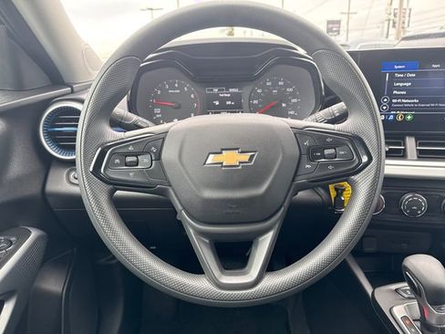 Used 2025 Chevrolet Trax LS image 18
