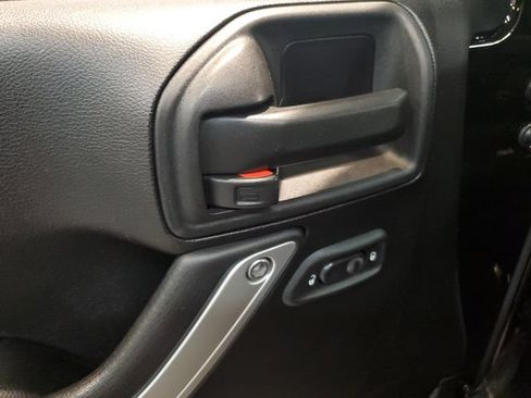 Used 2012 Jeep Wrangler Unlimited Sahara AWD/4WD image 12