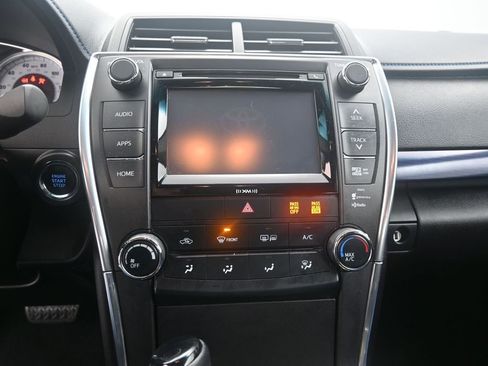 Used 2016 Toyota Camry SE image 9