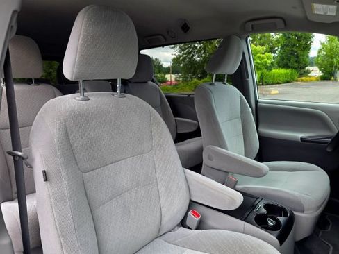 Used 2019 Toyota Sienna LE w/ LE Preferred Package FWD image 32
