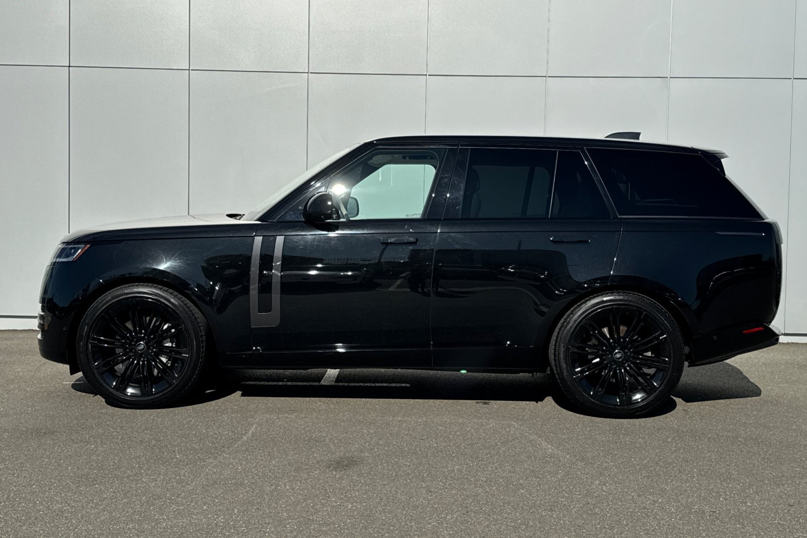 Certified 2025 Land Rover Range Rover SE AWD/4WD image 2