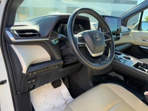 Used 2023 Toyota Sienna XLE image 13
