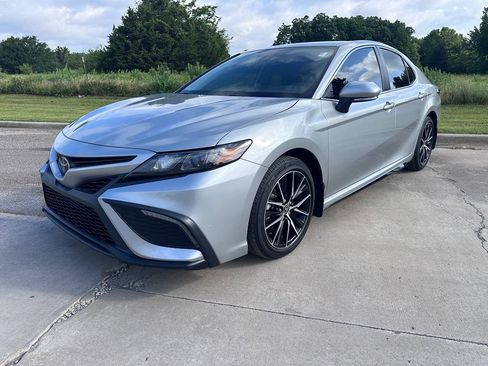 Used 2024 Toyota Camry SE FWD image 1