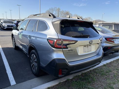 Used 2021 Subaru Outback Premium image 4