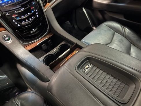 Used 2020 Cadillac Escalade Luxury w/ Escalade Sport Edition AWD/4WD image 15