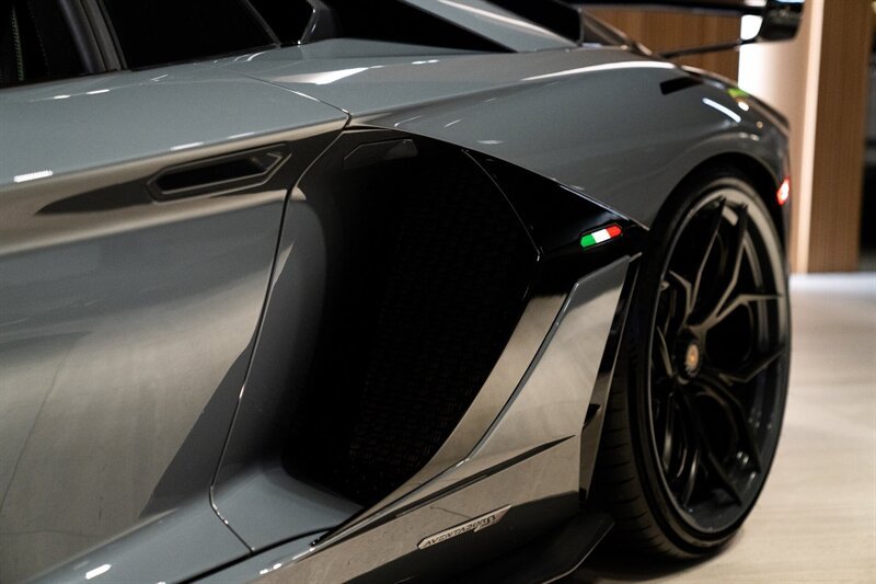 Used 2020 Lamborghini Aventador SVJ AWD/4WD image 20