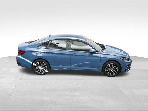 Used 2025 Volkswagen Jetta SE FWD image 36