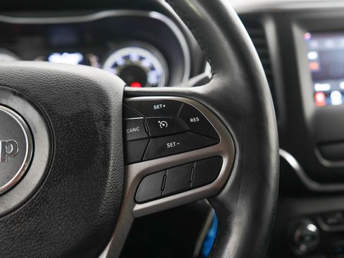 Used 2019 Jeep Cherokee Latitude w/ Cold Weather Group AWD/4WD image 25
