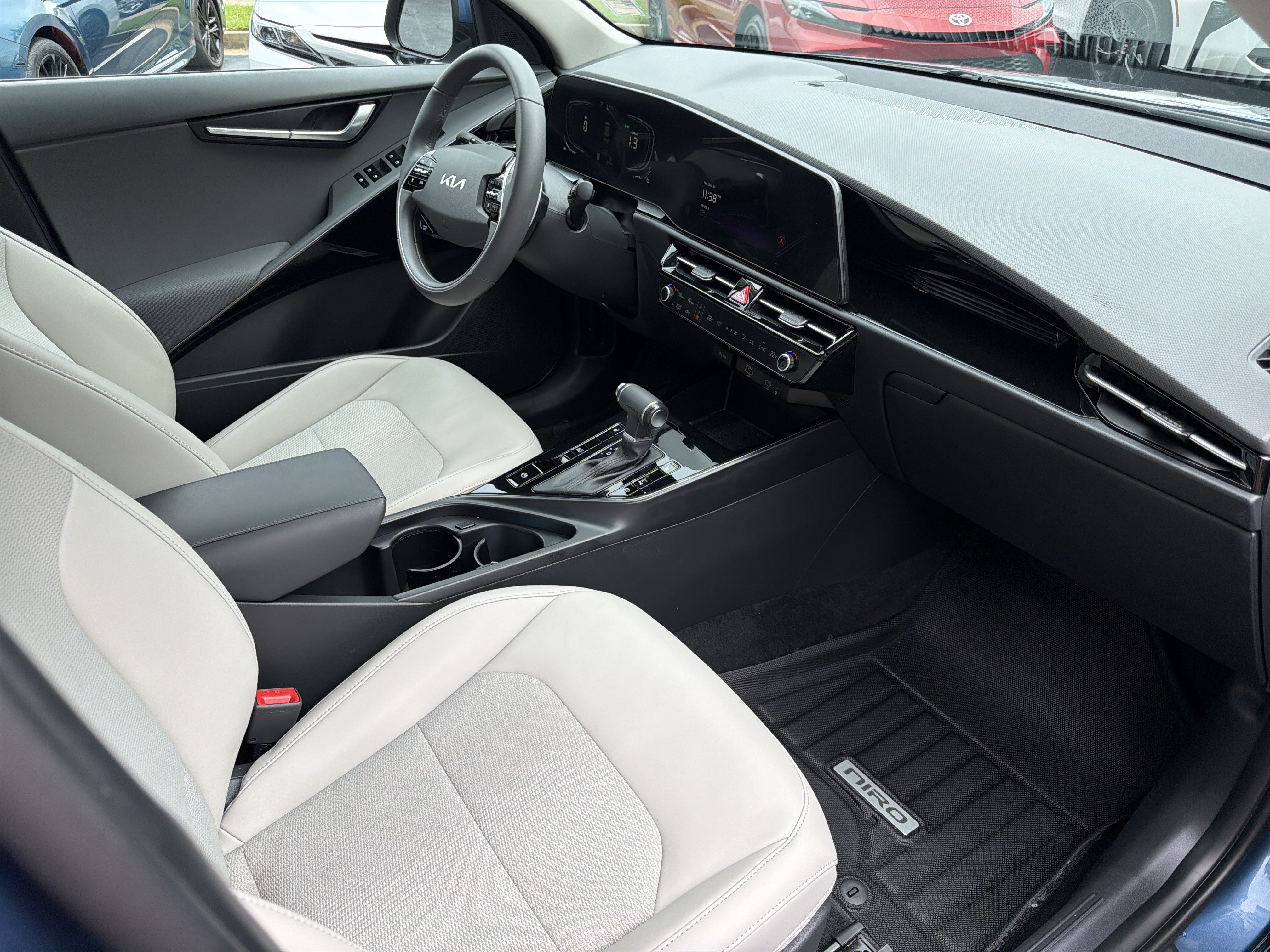 Used 2025 Kia Niro EX FWD image 13