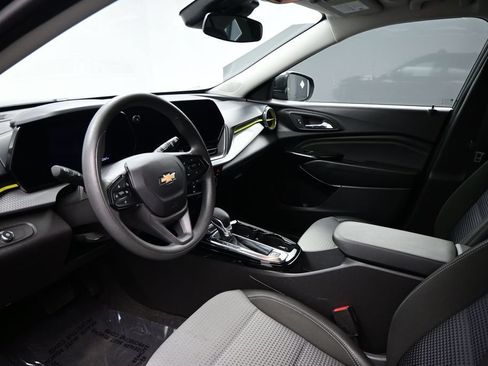Used 2025 Chevrolet Trax LT FWD image 8