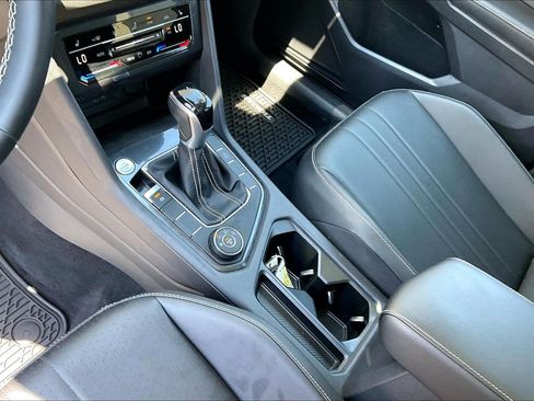 Certified 2022 Volkswagen Tiguan SE w/ Panoramic Sunroof Package AWD/4WD image 17