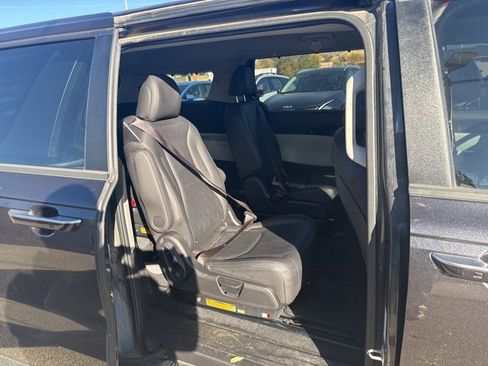 Used 2023 Kia Carnival EX image 9