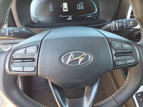 Used 2023 Hyundai Venue Limited image 25