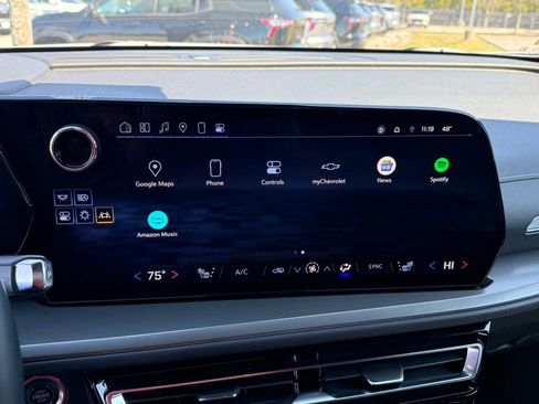 Used 2025 Chevrolet Traverse LT image 20