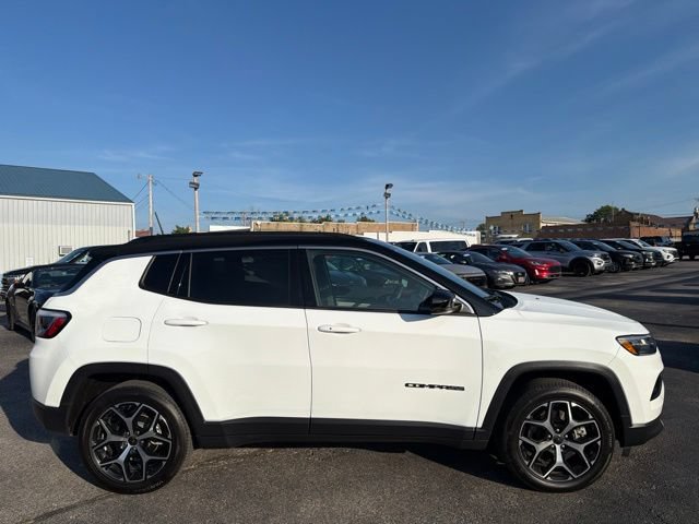 Used 2025 Jeep Compass Limited AWD/4WD image 4